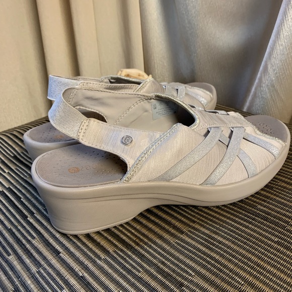 Bezees Firefly Open-Toe Wedge Sandal. Size 10M. Color Sand Samba. - Picture 8 of 11